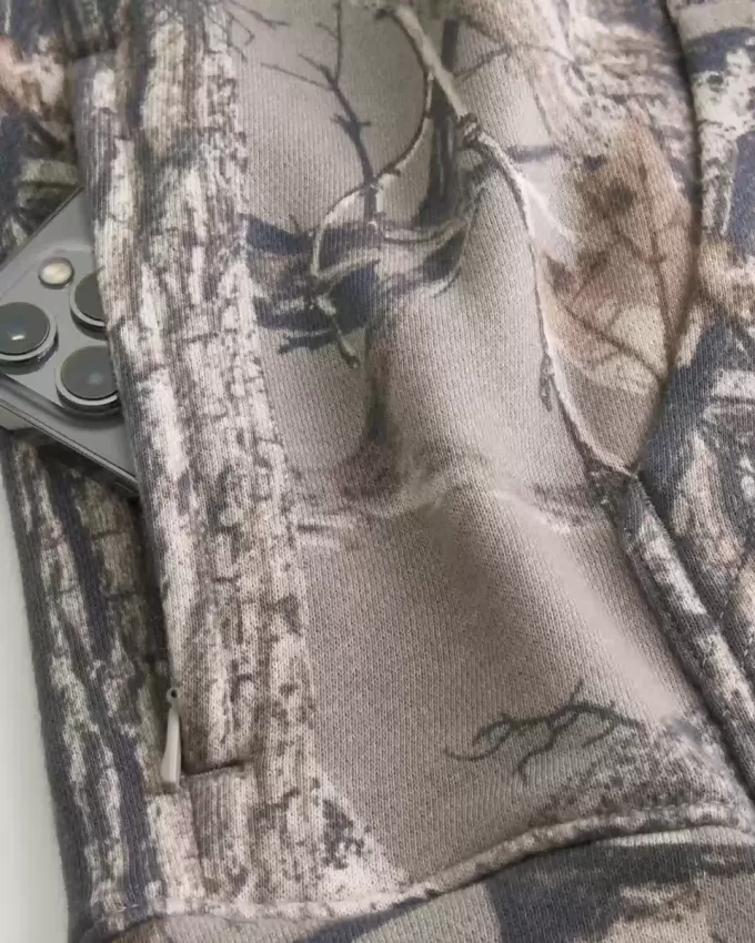 Kastenförmiger Kapuzenpullover mit Camouflage-Muster Kastenförmiger Kapuzenpullover mit Camouflage-Muster