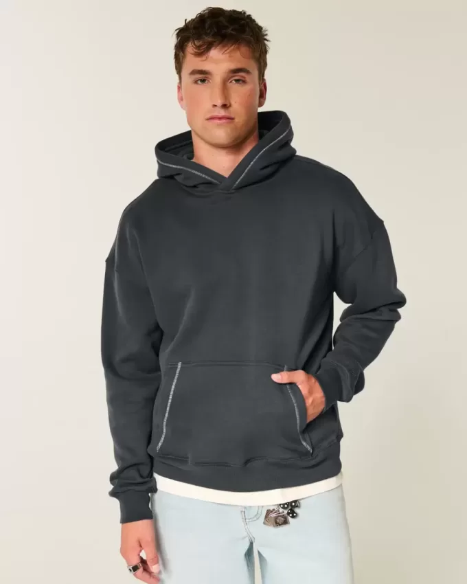 Kastenförmiger Kapuzenpullover mit Kontraststichen Kastenförmiger Kapuzenpullover mit Kontraststichen