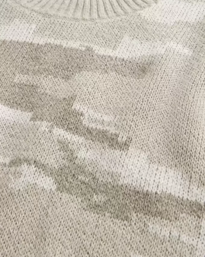 Kastenförmiger Rundhalspullover mit Camouflage-Muster Kastenförmiger Rundhalspullover mit Camouflage-Muster