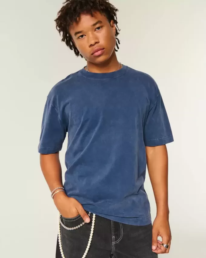 Kastenförmiges, schweres T-Shirt mit Rundhalsausschnitt aus gewaschener Baumwolle Kastenförmiges, schweres T-Shirt mit Rundhalsausschnitt aus gewaschener Baumwolle