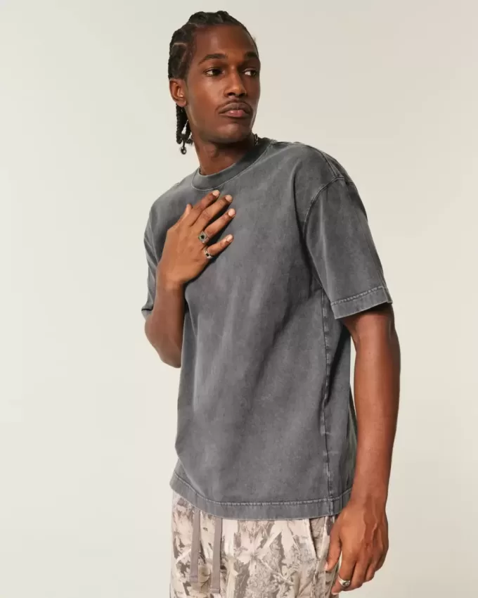 Kastenförmiges, schweres T-Shirt mit Rundhalsausschnitt aus gewaschener Baumwolle Kastenförmiges, schweres T-Shirt mit Rundhalsausschnitt aus gewaschener Baumwolle