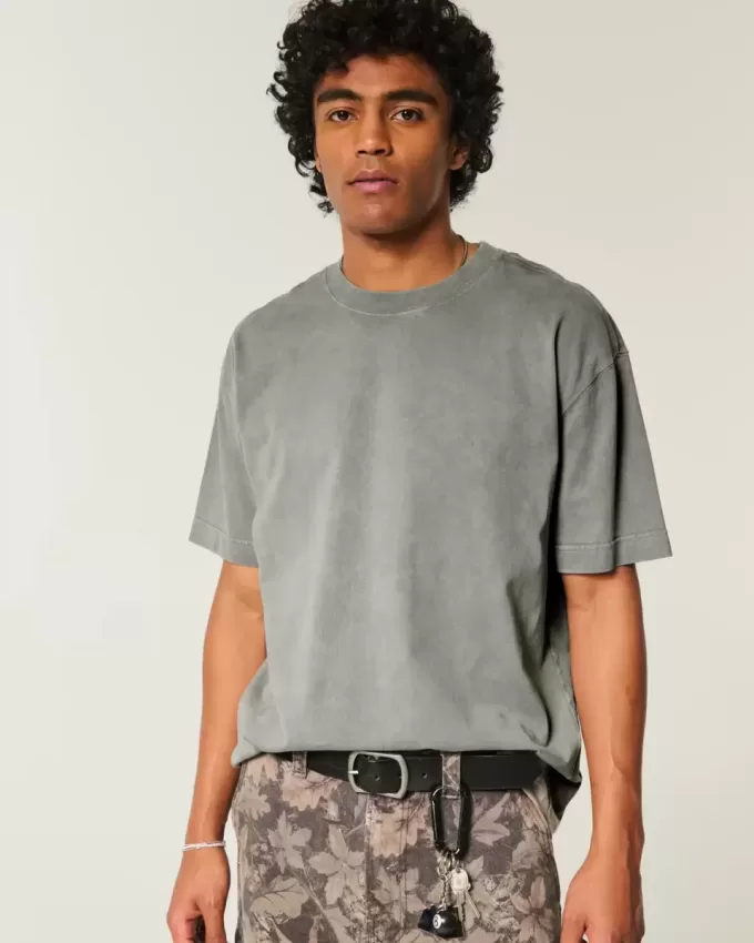 Kastenförmiges, schweres T-Shirt mit Rundhalsausschnitt aus gewaschener Baumwolle Kastenförmiges, schweres T-Shirt mit Rundhalsausschnitt aus gewaschener Baumwolle