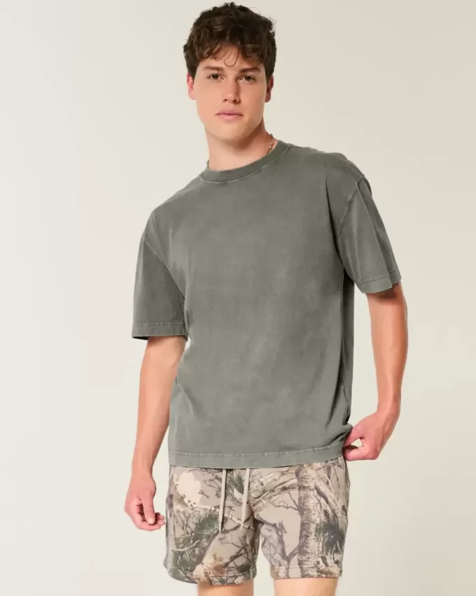 Kastenförmiges, schweres T-Shirt mit Rundhalsausschnitt aus gewaschener Baumwolle Kastenförmiges, schweres T-Shirt mit Rundhalsausschnitt aus gewaschener Baumwolle