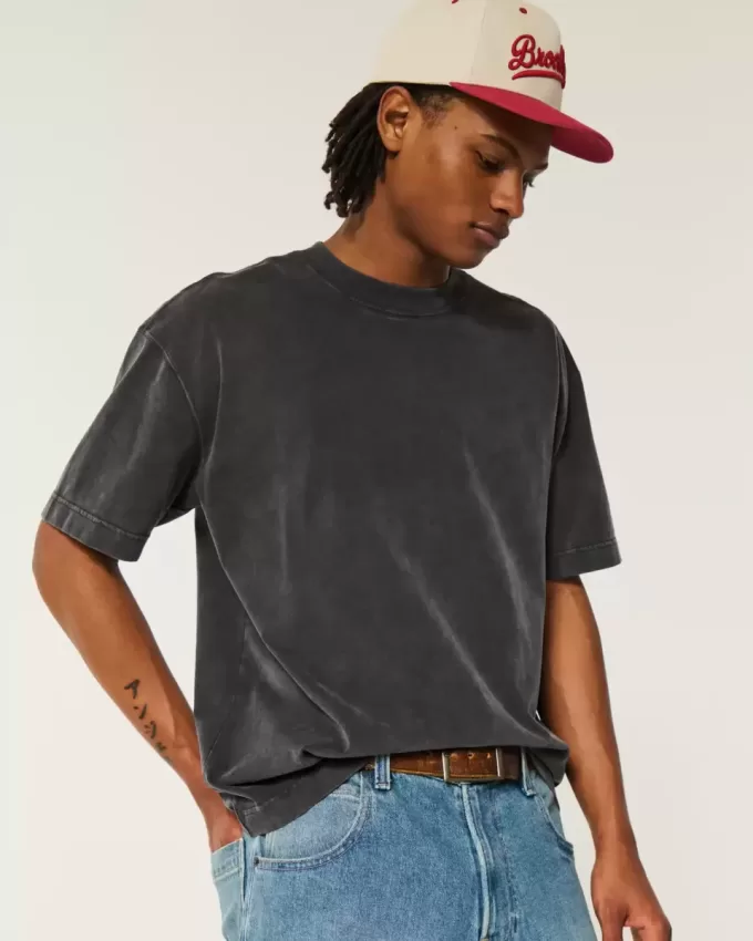 Kastiges, schweres, gewaschenes T-Shirt mit Rundhalsausschnitt Kastiges, schweres, gewaschenes T-Shirt mit Rundhalsausschnitt