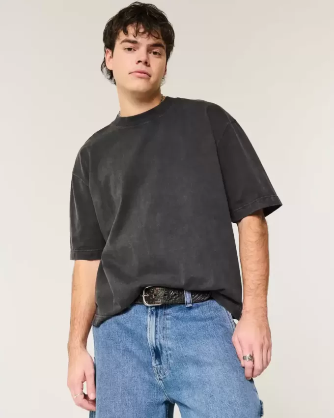 Kastiges, schweres, kurzes T-Shirt mit Rundhalsausschnitt Kastiges, schweres, kurzes T-Shirt mit Rundhalsausschnitt