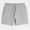 Kühlende Fleece-Shorts bis zur Mitte des Oberschenkels Kühlende Fleece-Shorts bis zur Mitte des Oberschenkels