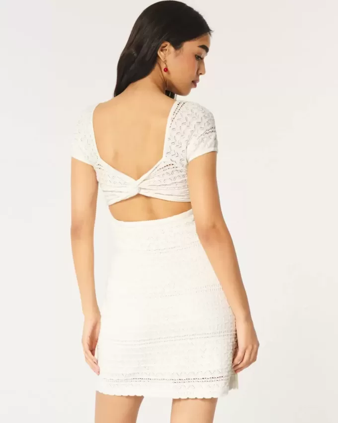 Kurzärmliges Minikleid im Häkelstil mit Twist-Rücken Kurzärmliges Minikleid im Häkelstil mit Twist-Rücken