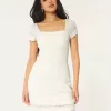 Kurzärmliges Minikleid im Häkelstil mit Twist-Rücken Kurzärmliges Minikleid im Häkelstil mit Twist-Rücken