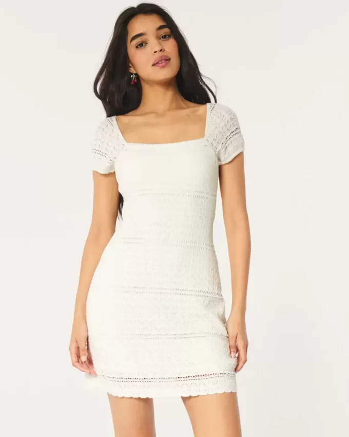 Kurzärmliges Minikleid im Häkelstil mit Twist-Rücken Kurzärmliges Minikleid im Häkelstil mit Twist-Rücken
