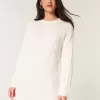 Kuscheliges Pulloverkleid mit Zopfmuster Kuscheliges Pulloverkleid mit Zopfmuster