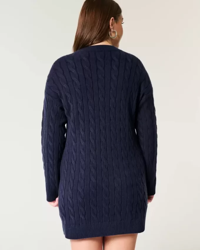 Kuscheliges Pulloverkleid mit Zopfmuster Kuscheliges Pulloverkleid mit Zopfmuster