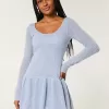 Langärmliges Mini-Skaterkleid im Häkelstil Langärmliges Mini-Skaterkleid im Häkelstil