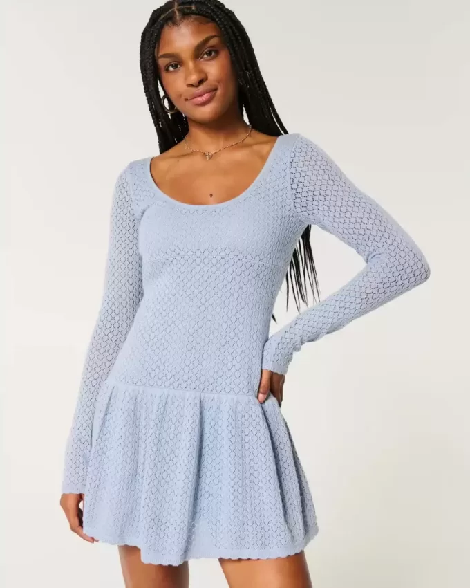 Langärmliges Mini-Skaterkleid im Häkelstil Langärmliges Mini-Skaterkleid im Häkelstil
