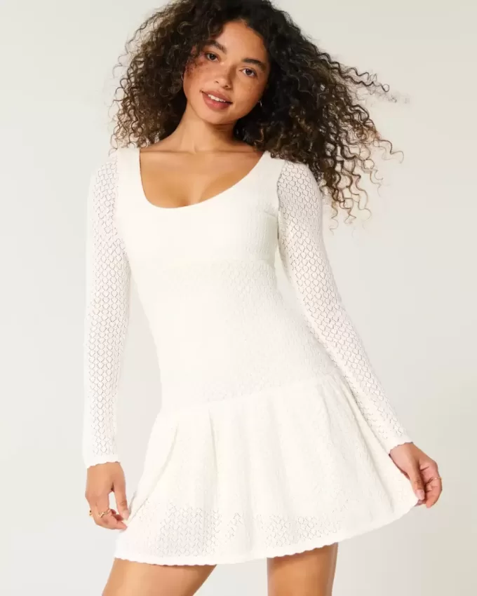 Langärmliges Mini-Skaterkleid im Häkelstil Langärmliges Mini-Skaterkleid im Häkelstil