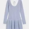 Langärmliges Mini-Skaterkleid im Häkelstil Langärmliges Mini-Skaterkleid im Häkelstil