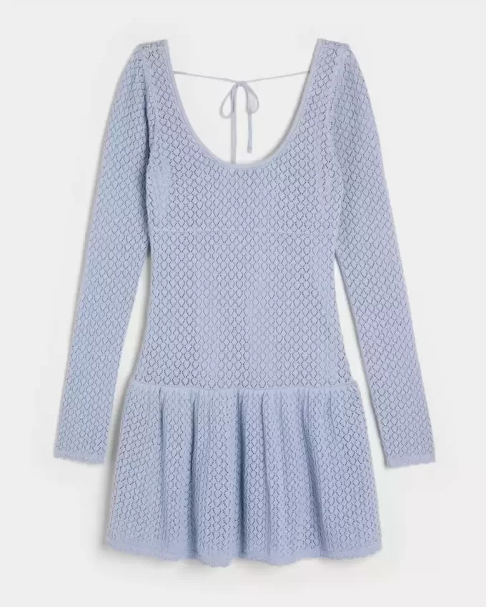 Langärmliges Mini-Skaterkleid im Häkelstil Langärmliges Mini-Skaterkleid im Häkelstil