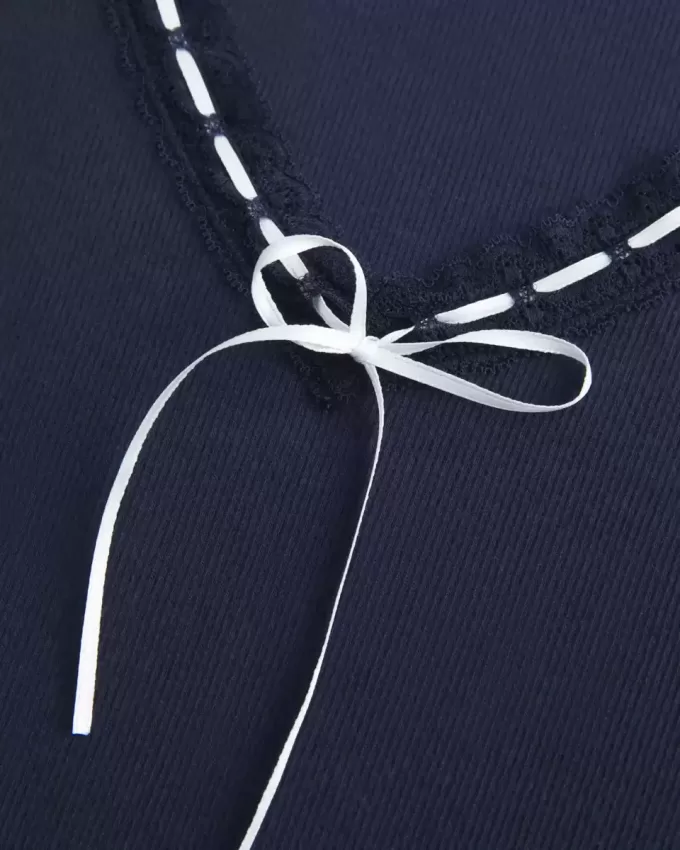 Langärmliges Top mit Spitzenbesatz Langärmliges Top mit Spitzenbesatz