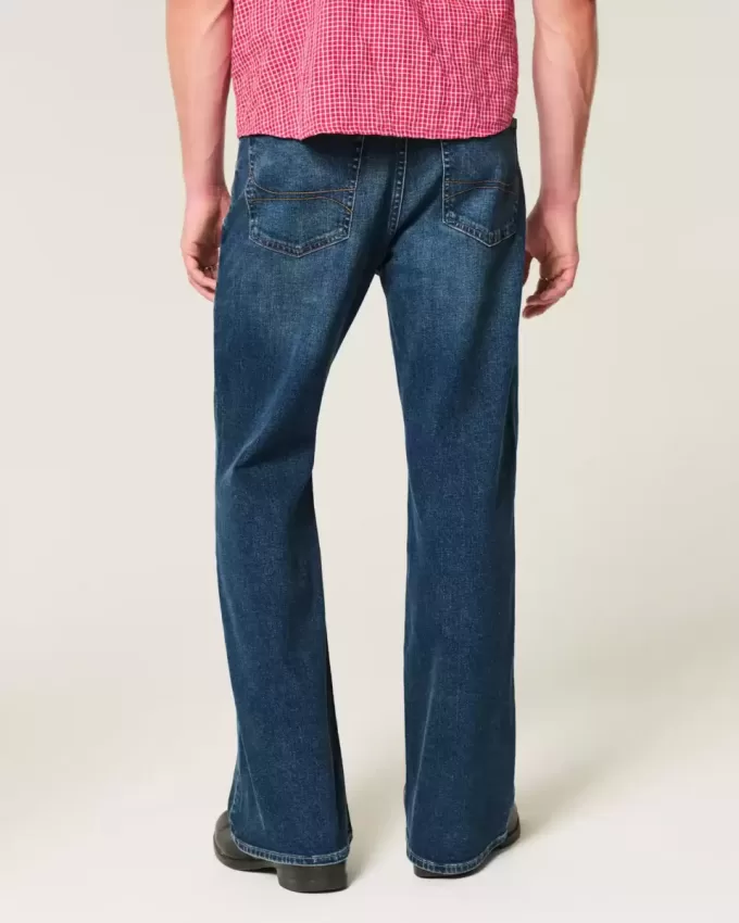 Lockere Bootcut-Jeans in dunkler Waschung Lockere Bootcut-Jeans in dunkler Waschung