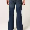 Lockere Bootcut-Jeans in dunkler Waschung Lockere Bootcut-Jeans in dunkler Waschung