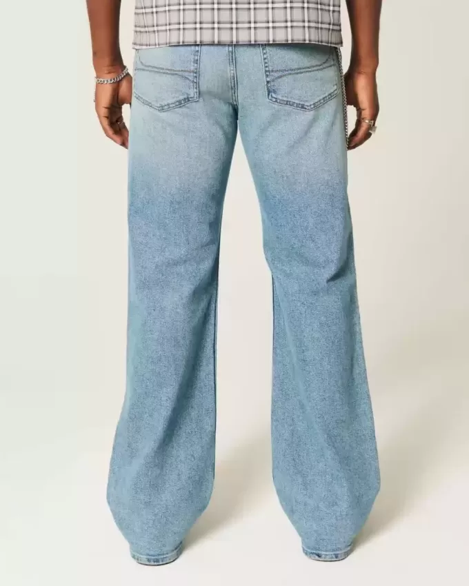 Lockere Bootcut-Jeans in mittlerer Waschung Lockere Bootcut-Jeans in mittlerer Waschung