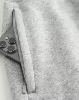 Lockere Fleece-Shorts bis zur Mitte des Oberschenkels