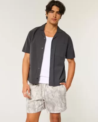 Lockere Fleece-Shorts mit Camouflage-Muster bis zur Mitte des Oberschenkels