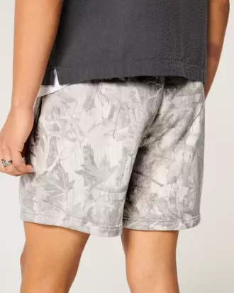 Lockere Fleece-Shorts mit Camouflage-Muster bis zur Mitte des Oberschenkels