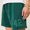 Lockere Fleece-Shorts mit Grafik bis zur Mitte des Oberschenkels Lockere Fleece-Shorts mit Grafik bis zur Mitte des Oberschenkels