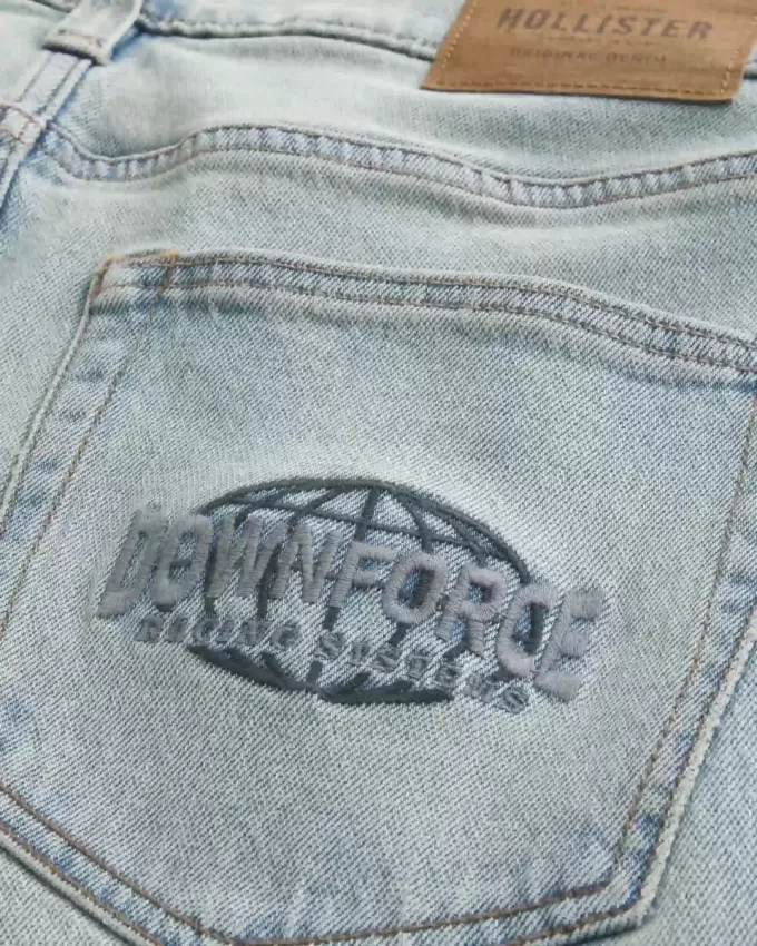 Lockere Jeans mit Downforce Racing-Grafik in heller Waschung Lockere Jeans mit Downforce Racing-Grafik in heller Waschung