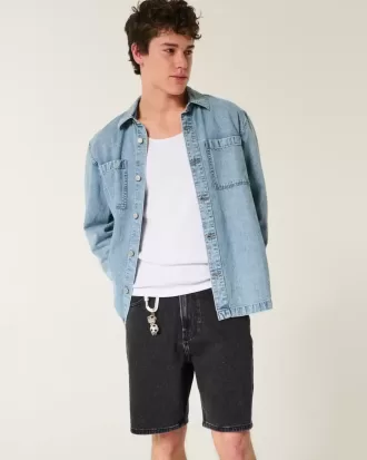 Lockere Jeansshorts über dem Knie