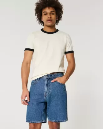 Lockere Jeansshorts über dem Knie