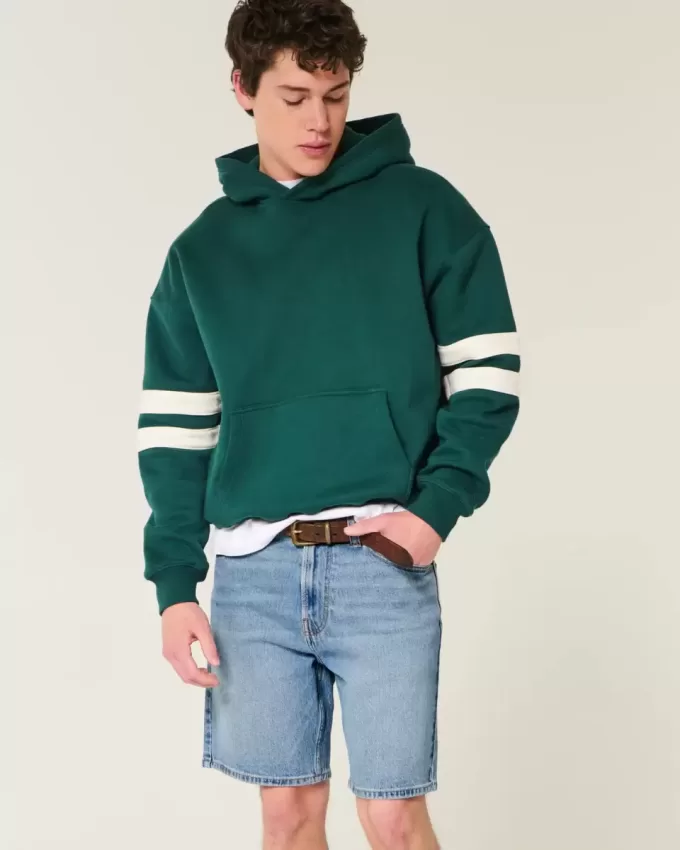 Lockere Jeansshorts über dem Knie Lockere Jeansshorts über dem Knie