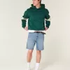Lockere Jeansshorts über dem Knie Lockere Jeansshorts über dem Knie