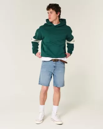Lockere Jeansshorts über dem Knie Lockere Jeansshorts über dem Knie