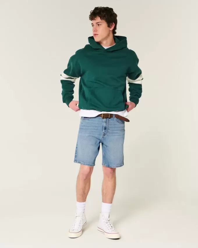 Lockere Jeansshorts über dem Knie Lockere Jeansshorts über dem Knie