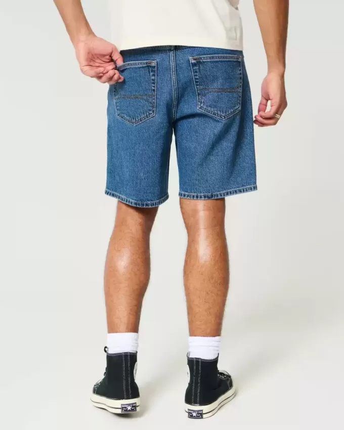 Lockere Jeansshorts über dem Knie Lockere Jeansshorts über dem Knie