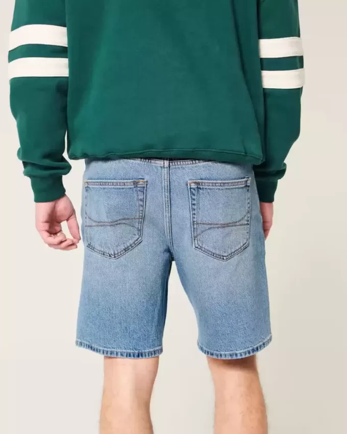 Lockere Jeansshorts über dem Knie Lockere Jeansshorts über dem Knie