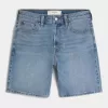 Lockere Jeansshorts über dem Knie Lockere Jeansshorts über dem Knie