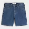 Lockere Jeansshorts über dem Knie Lockere Jeansshorts über dem Knie