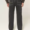 Lockere Painter-Jeans in verwaschenem Schwarz Lockere Painter-Jeans in verwaschenem Schwarz