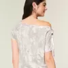 Lockeres, schulterfreies T-Shirt mit Camouflage-Muster Lockeres, schulterfreies T-Shirt mit Camouflage-Muster
