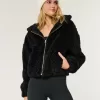Lockige Kunstpelzjacke mit Reißverschluss Lockige Kunstpelzjacke mit Reißverschluss