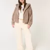 Lockige Kunstpelzjacke mit Reißverschluss Lockige Kunstpelzjacke mit Reißverschluss