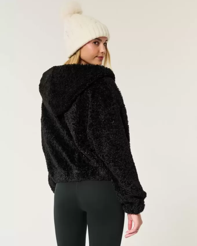 Lockige Kunstpelzjacke mit Reißverschluss Lockige Kunstpelzjacke mit Reißverschluss