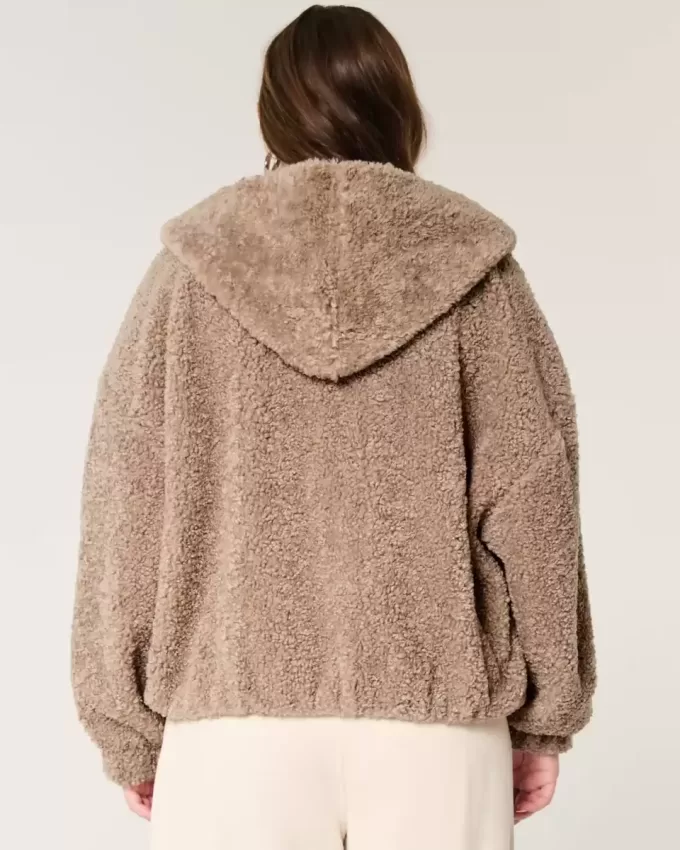 Lockige Kunstpelzjacke mit Reißverschluss Lockige Kunstpelzjacke mit Reißverschluss