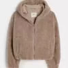 Lockige Kunstpelzjacke mit Reißverschluss Lockige Kunstpelzjacke mit Reißverschluss