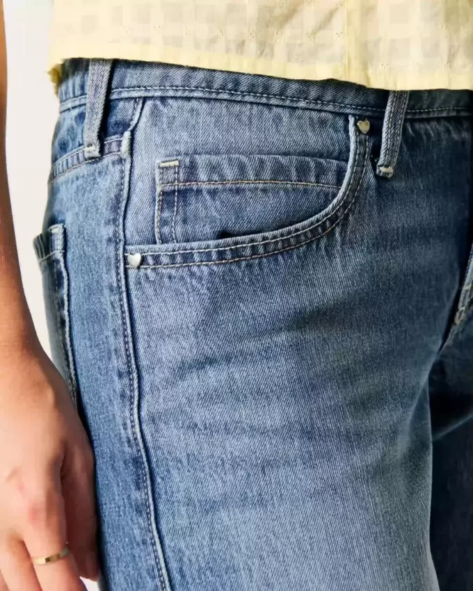 Low-Rise Baggy-Jeans mit mittlerer Waschung und Nietenherzen Low-Rise Baggy-Jeans mit mittlerer Waschung und Nietenherzen