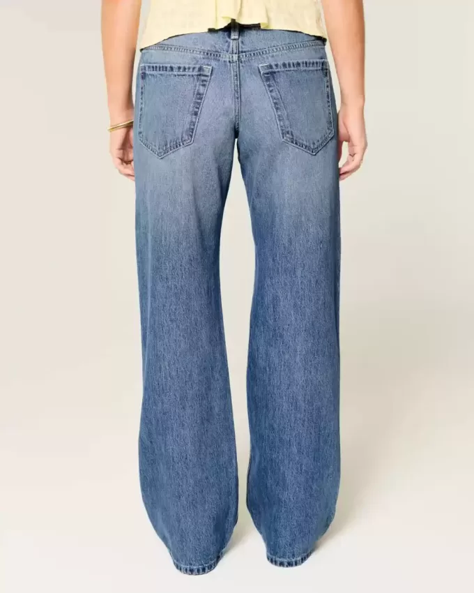 Low-Rise Baggy-Jeans mit mittlerer Waschung und Nietenherzen Low-Rise Baggy-Jeans mit mittlerer Waschung und Nietenherzen
