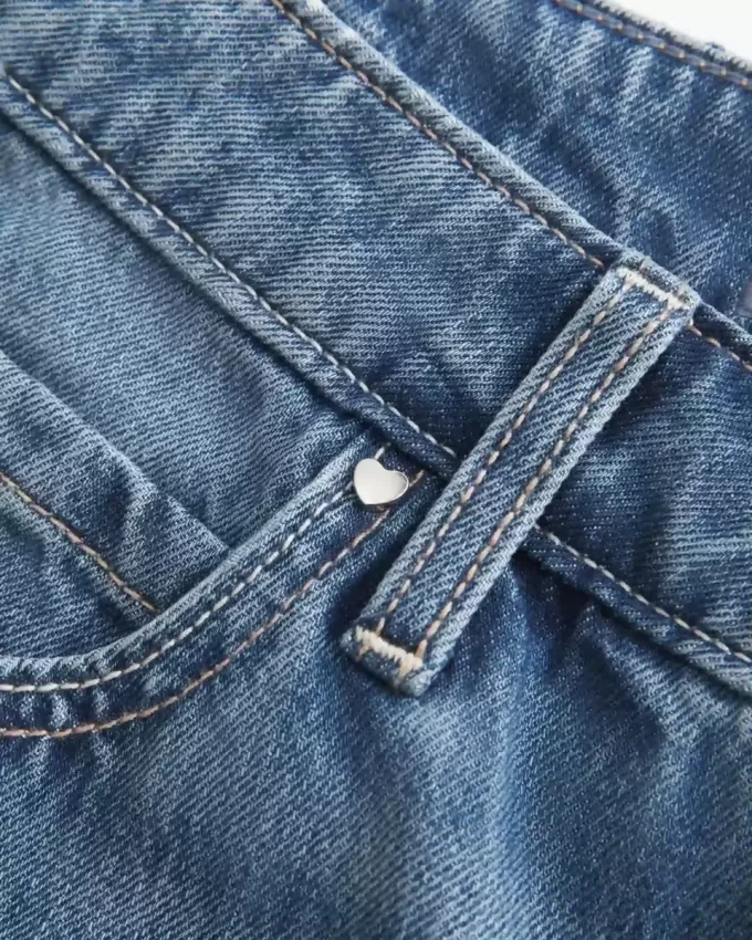 Low-Rise Baggy-Jeans mit mittlerer Waschung und Nietenherzen Low-Rise Baggy-Jeans mit mittlerer Waschung und Nietenherzen