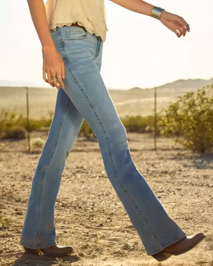 Low-Rise Boot-Jeans in heller Waschung Low-Rise Boot-Jeans in heller Waschung